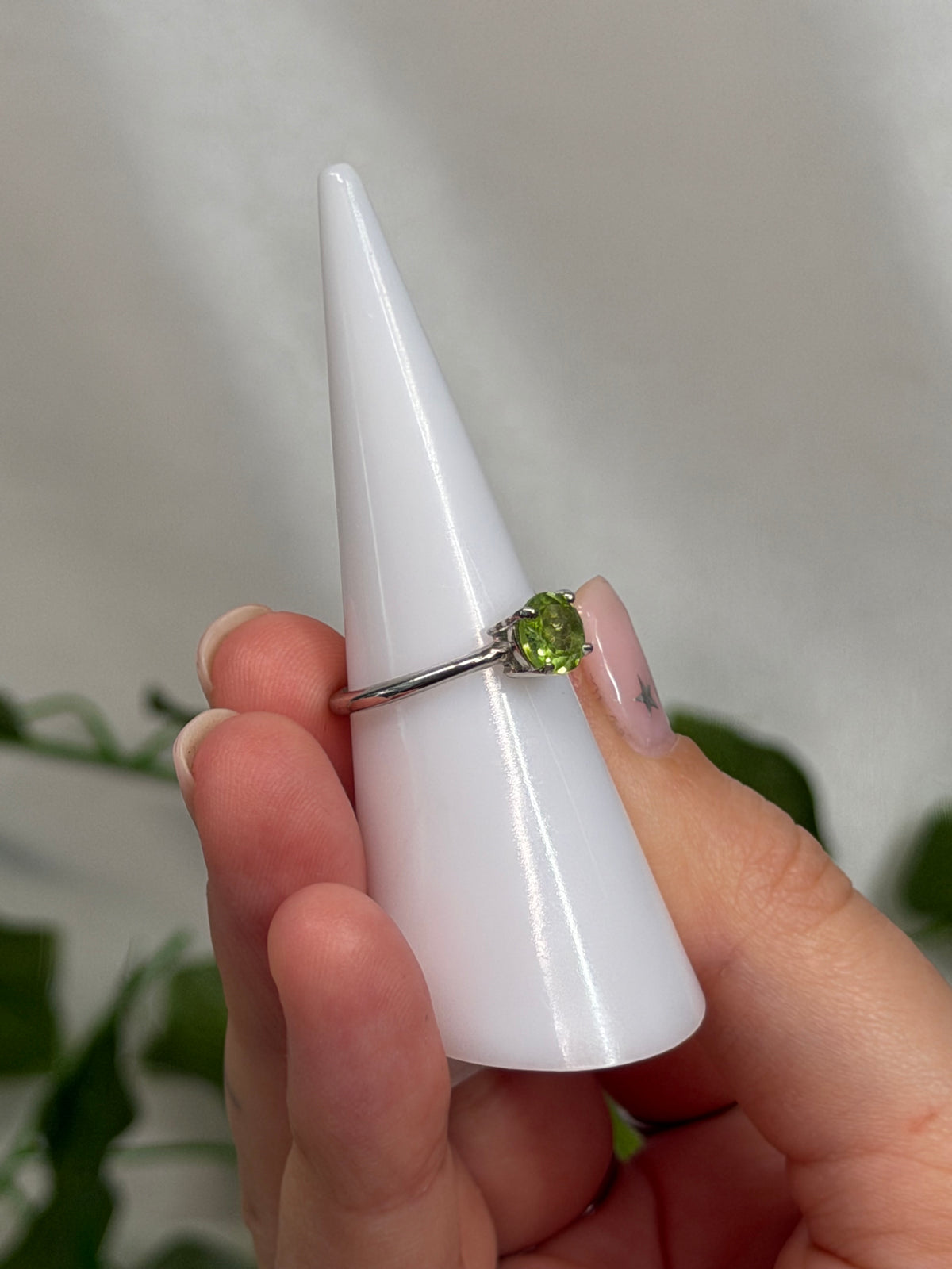 Faceted Peridot Size L Ring (925 Sterling Silver)