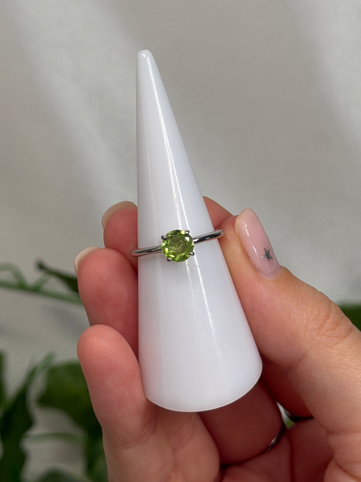 Faceted Peridot Size L Ring (925 Sterling Silver)
